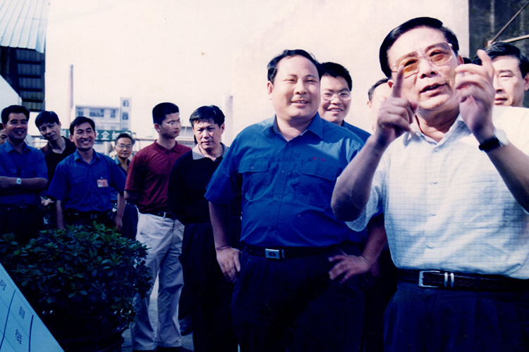 2004年8月，时任安徽省委书记王太华来公司视察企业改制和发展情况